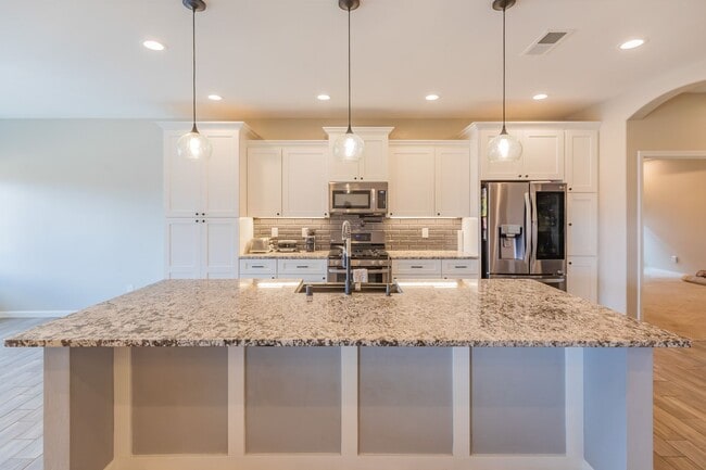 Building Photo - Modern 4 Bed 3 Bath - Pets Allowed!
