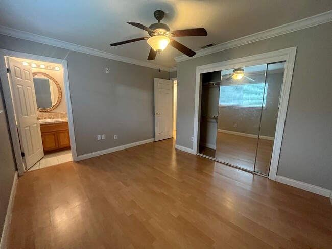 Building Photo - 3bed 2bath available in Rosemont! Pet frie...