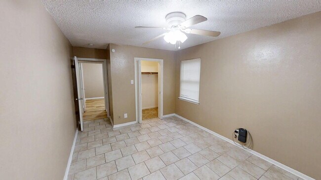 Building Photo - 414 W Voelter Ave