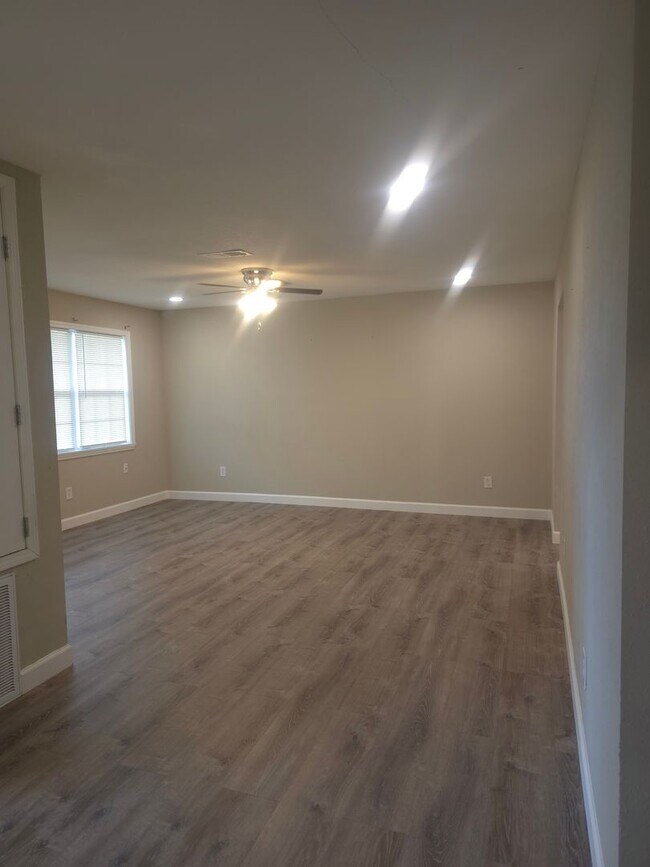 Building Photo - 3 Bed | 2.5 Bath Rental in North Lake Charles