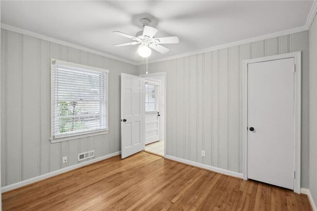 Building Photo - 2120 Meadowbrook Ln SE