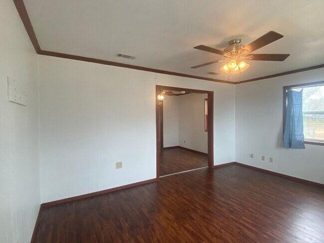 Building Photo - 2 BEDROOM COUNTRY LIVING