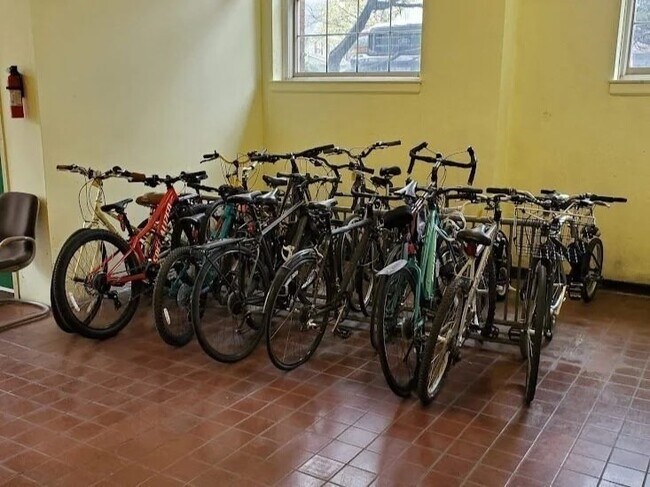 Building Photo - 48 Forest St