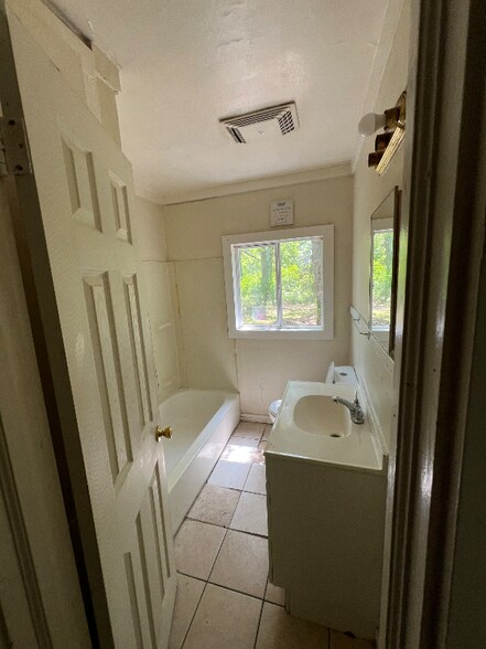 Building Photo - 119 Cedar Ln