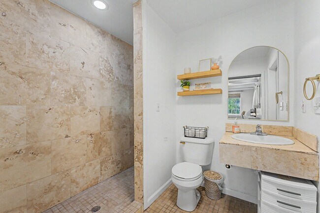 Building Photo - Fully Furnished Maple Ridge Home