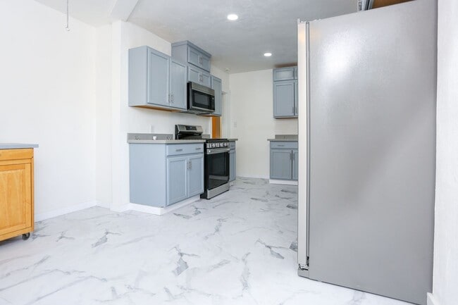 Building Photo - Remodeled 3bed 2 bath Single Family home