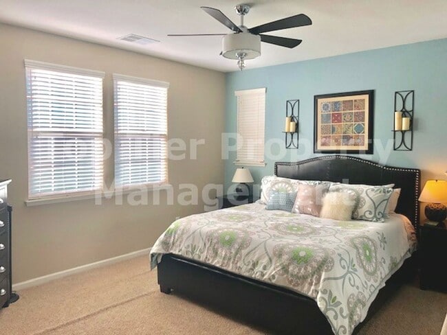 Building Photo - Very nice 4 bed, 2.5 bath, 1,885 sqft duet home in Concord available January 30th for lease!