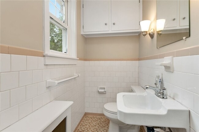 Building Photo - 113 Maple Ave