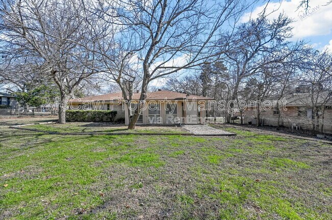 Building Photo - 207 Evelyn St