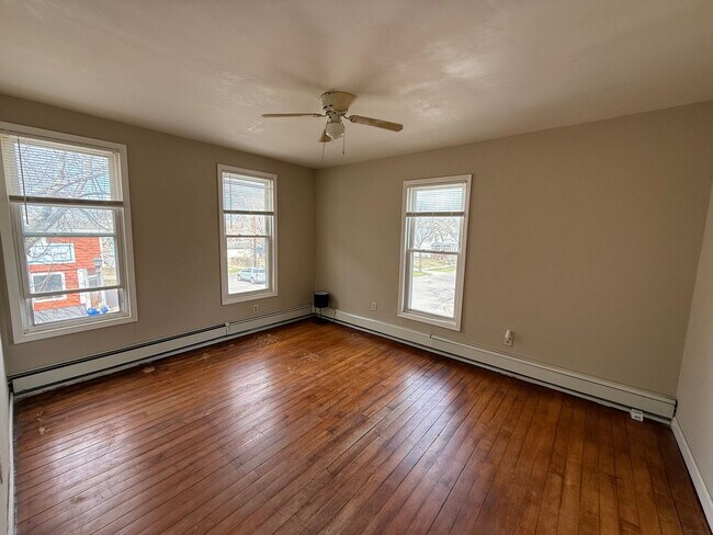 Building Photo - 562 Edmund Ave W