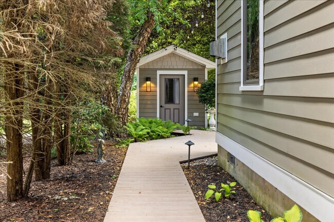 Building Photo - 710 Lighthouse Ave