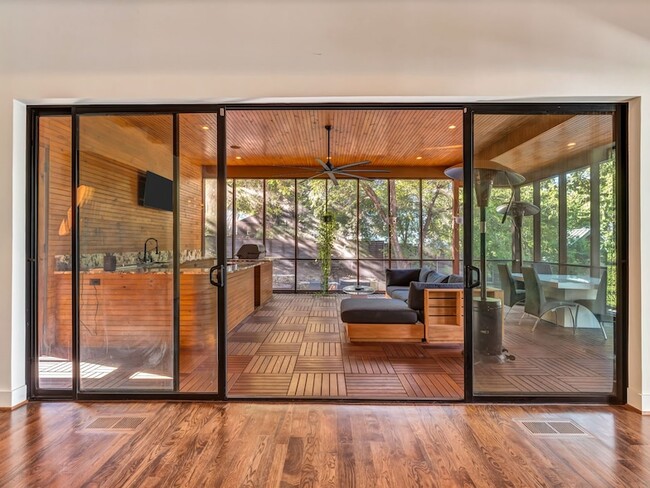 Building Photo - 8635 San Leandro Dr