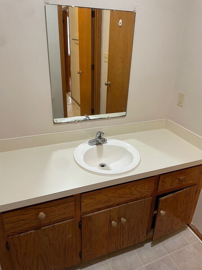 Building Photo - 352
