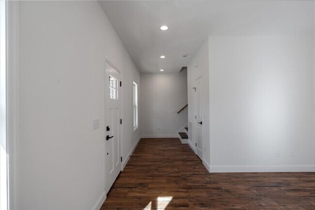 Building Photo - Charming Brand-New Contemporary Home in Black Mountain