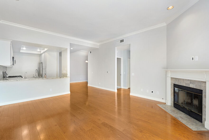 Building Photo - 1820 S Beverly Glen Blvd