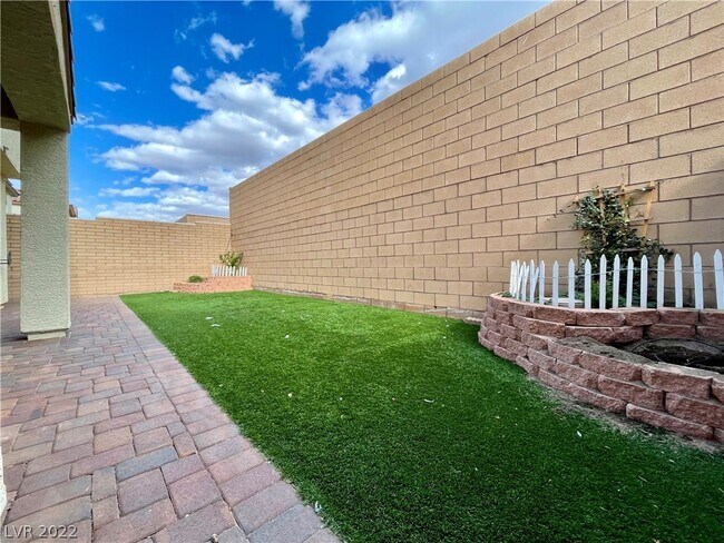 Building Photo - 354 Mezzaforte St