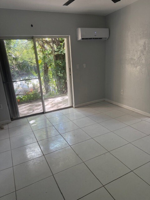 Building Photo - 1860 Venice Park Dr