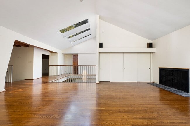 Building Photo - Mid Centurty Modern Home