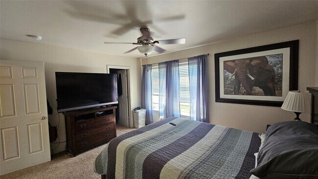 Building Photo - Recently Updated 3 BR/ 1.5 BA in Central M...