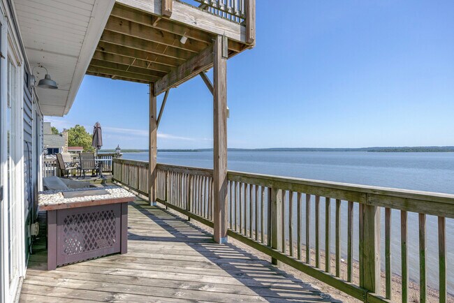 Building Photo - 15414 N River Beach Dr