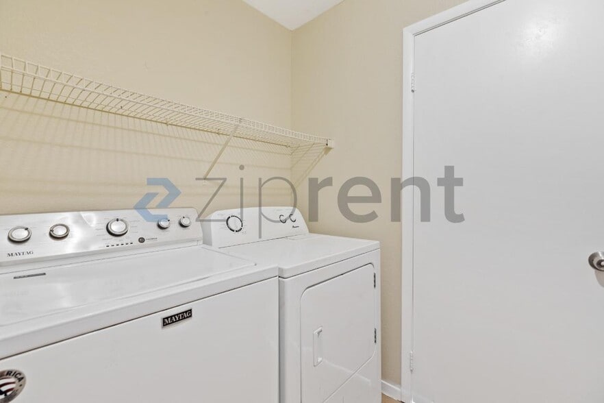 Building Photo - Unit