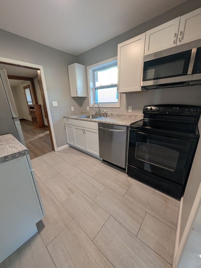 Building Photo - 2215 SW Hazelton Ct