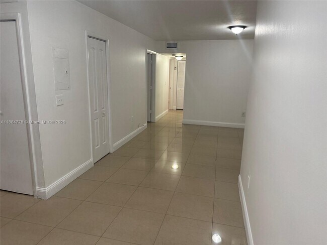 Building Photo - 1321 W 44th St