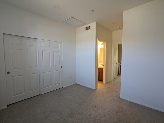 Building Photo - 952 Tarragon Ln