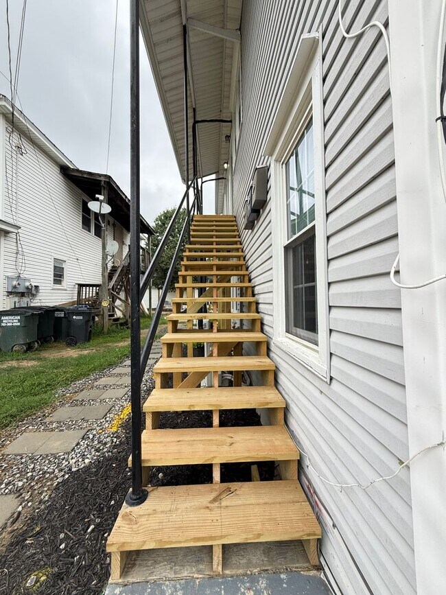 Building Photo - 305 4th Ave