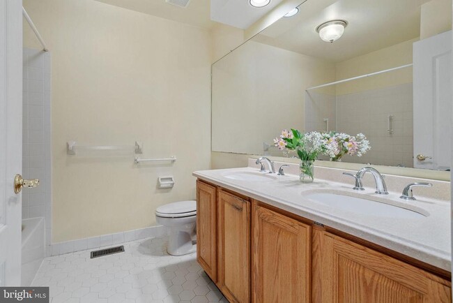 Building Photo - 210 Bullock Dr