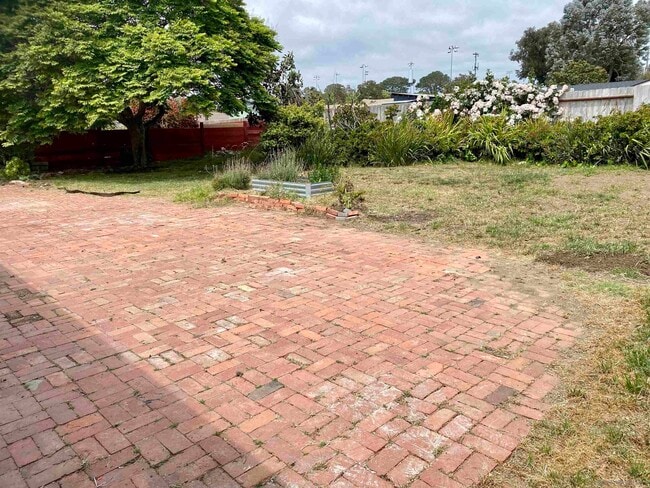 Building Photo - 1741 Lahoud Dr