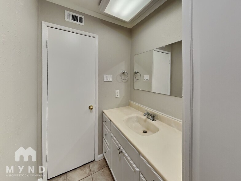 Building Photo - 5033 Amhurst Ln