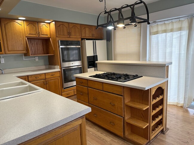 Building Photo - Charming 4BD Victorian near Downtown Color...