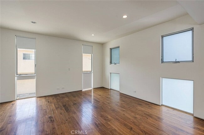 Building Photo - 414 Venice Way