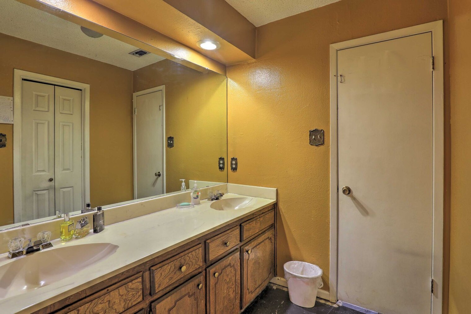 Building Photo - 2109 Woodside Dr