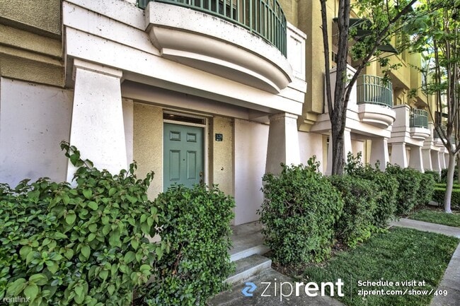 Building Photo - 3 br, 2.5 bath Townhome - 128 Holly Court,...