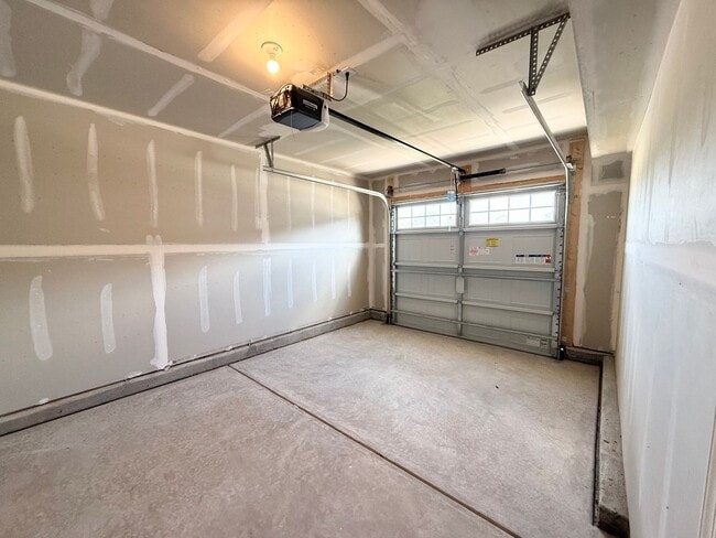 Building Photo - Modern 3-Bedroom Townhouse with Garage & P...