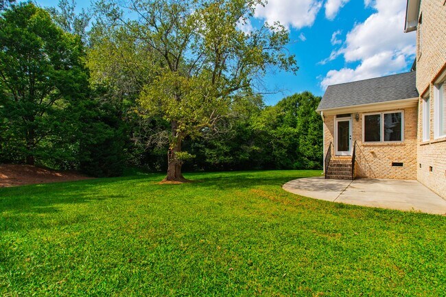 Building Photo - Elegant 5-Bedroom Residence with Luxurious...