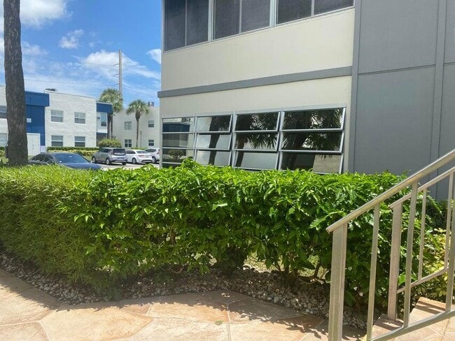 Building Photo - 542 Normandy Ln