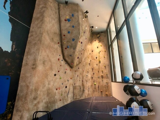 Building Photo - 338 Main St