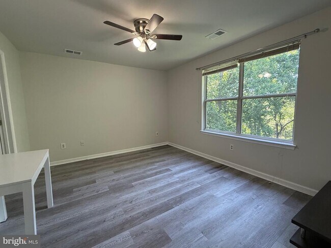Building Photo - 10019 Vanderbilt Cir