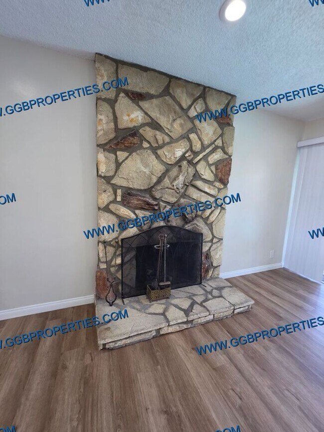 Building Photo - Gorgeous Turnkey 4 BD / 2.5 BA Home in Hawthorne