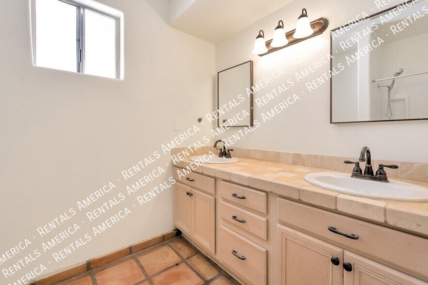 Building Photo - 2076 E Alameda Dr