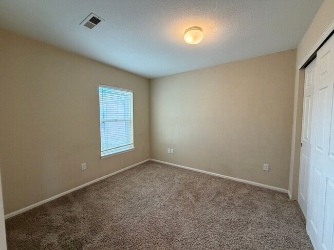 Building Photo - Bright Open-Concept Condo with 1-Car Garage in Prime Commuter Location