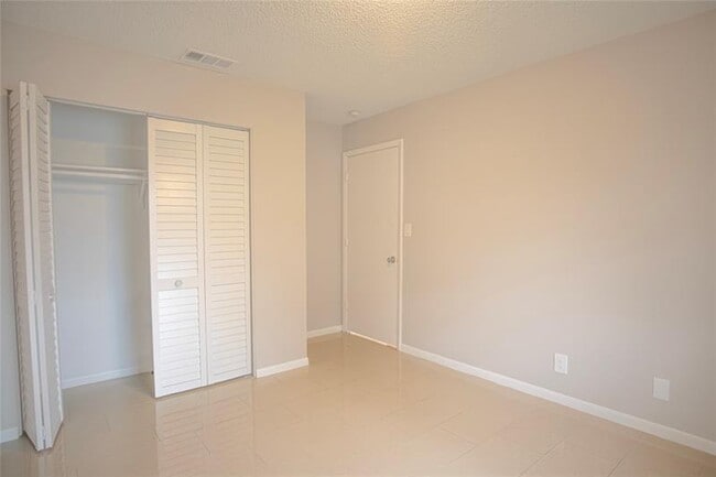 Building Photo - 416 Lakeside Dr