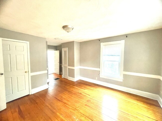 Building Photo - Stunning spacious 2nd floor apartment with Water View!