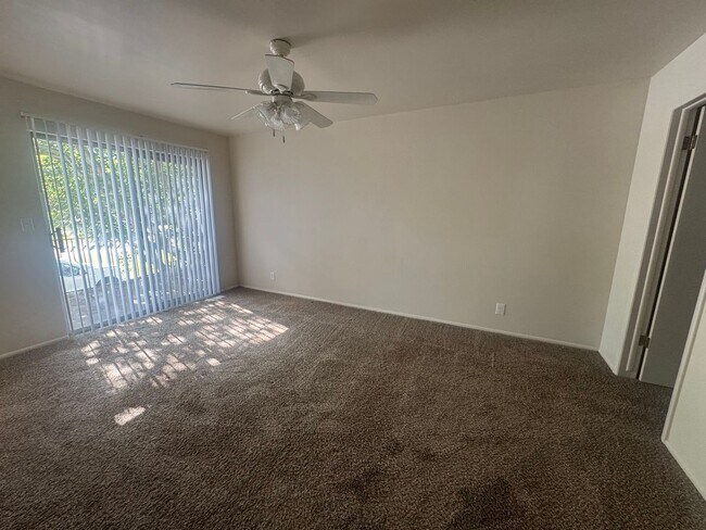 Building Photo - Beautiful duplex in amazing location!