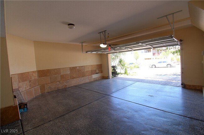 Building Photo - 2859 Dunnottar Ave