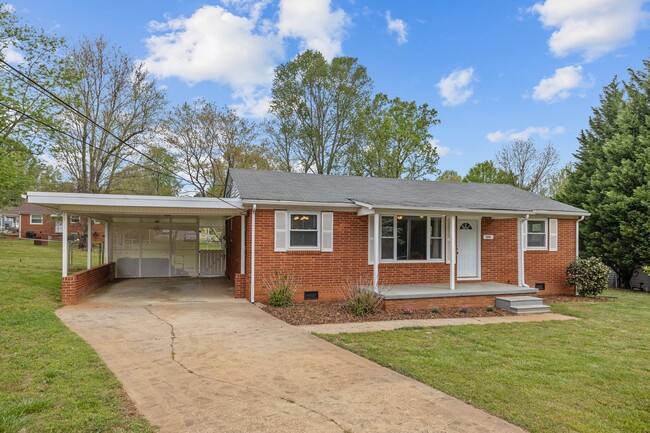 Building Photo - 205 Fieldstone Cir