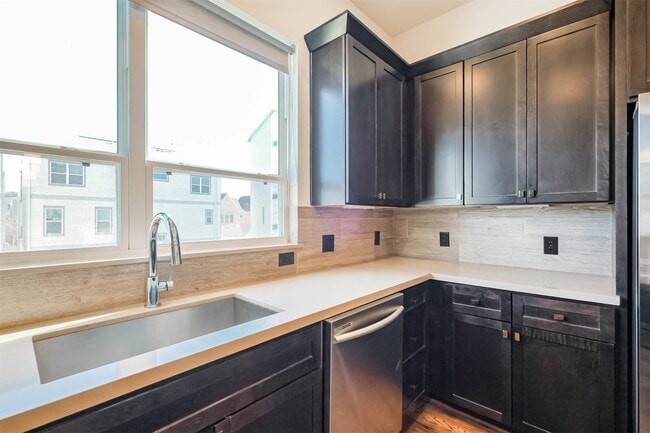 Building Photo - 946 W 18th St